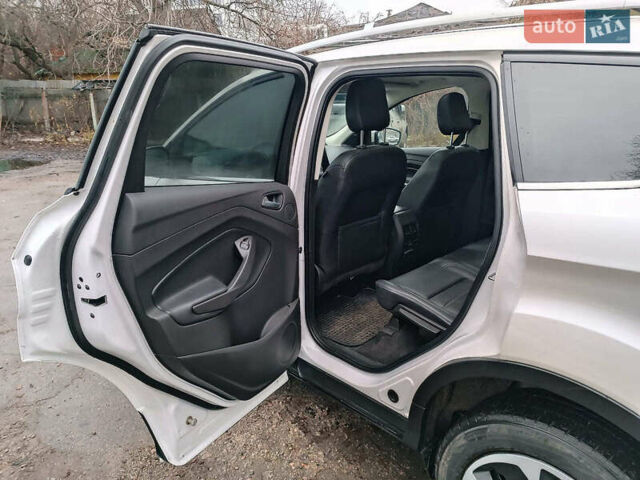 Белый Форд Эскейп, объемом двигателя 2 л и пробегом 109 тыс. км за 15290 $, фото 12 на Automoto.ua