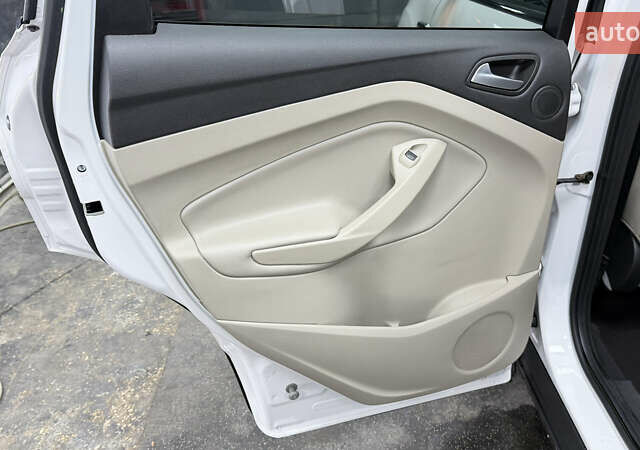 Белый Форд Эскейп, объемом двигателя 2 л и пробегом 69 тыс. км за 16300 $, фото 7 на Automoto.ua