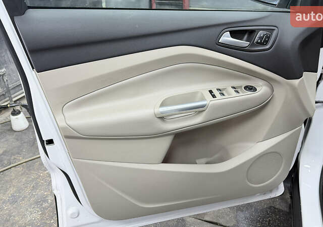 Белый Форд Эскейп, объемом двигателя 2 л и пробегом 69 тыс. км за 16300 $, фото 6 на Automoto.ua