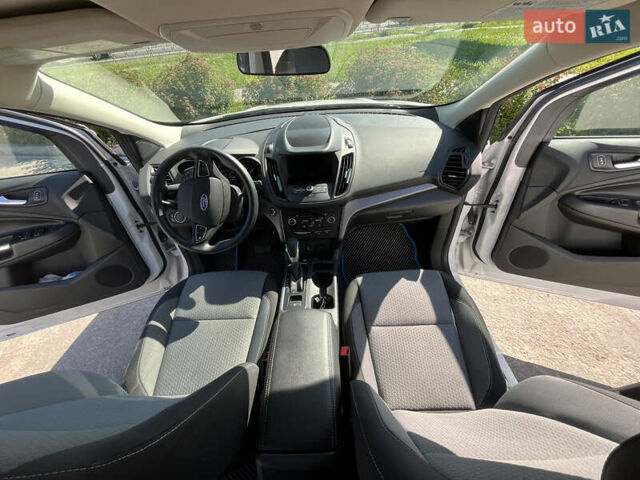 Белый Форд Эскейп, объемом двигателя 1.5 л и пробегом 60 тыс. км за 17200 $, фото 5 на Automoto.ua