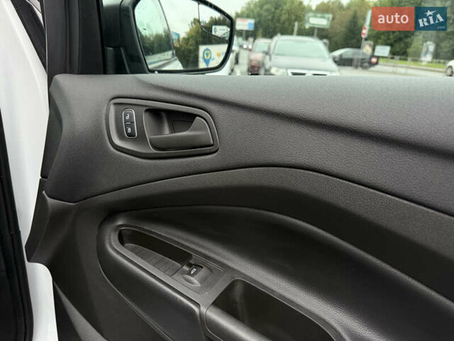 Белый Форд Эскейп, объемом двигателя 2.49 л и пробегом 131 тыс. км за 13300 $, фото 57 на Automoto.ua