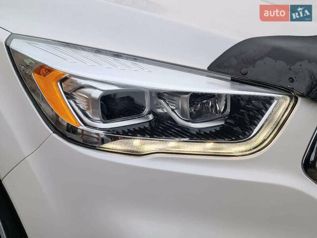 Белый Форд Эскейп, объемом двигателя 2 л и пробегом 109 тыс. км за 15290 $, фото 3 на Automoto.ua