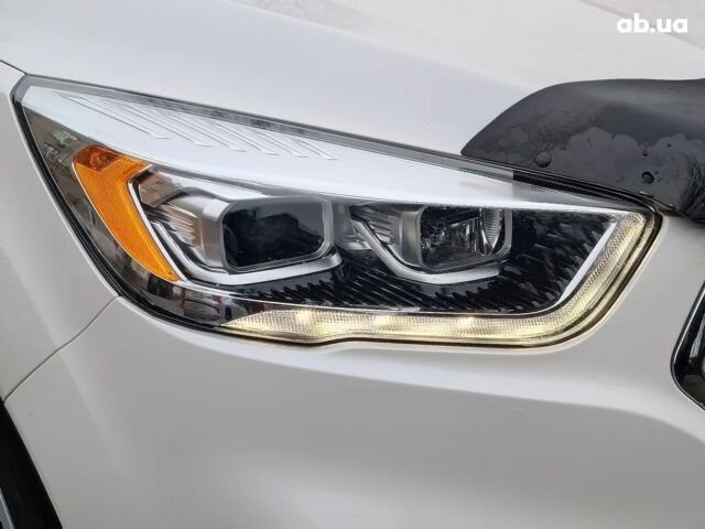 Белый Форд Эскейп, объемом двигателя 2 л и пробегом 109 тыс. км за 15290 $, фото 3 на Automoto.ua