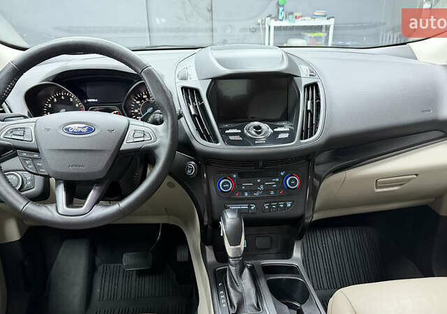 Белый Форд Эскейп, объемом двигателя 2 л и пробегом 69 тыс. км за 16300 $, фото 3 на Automoto.ua