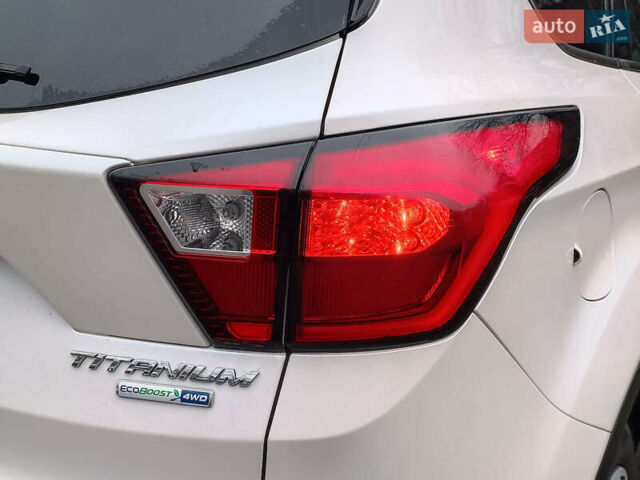 Белый Форд Эскейп, объемом двигателя 2 л и пробегом 109 тыс. км за 15290 $, фото 10 на Automoto.ua