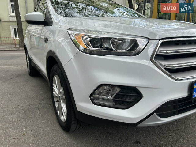 Белый Форд Эскейп, объемом двигателя 1.5 л и пробегом 34 тыс. км за 17500 $, фото 1 на Automoto.ua