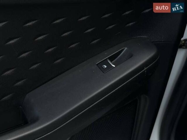 Білий Форд Ескейп, об'ємом двигуна 2.5 л та пробігом 60 тис. км за 19500 $, фото 43 на Automoto.ua