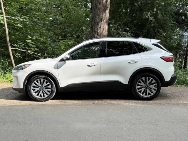 Белый Форд Эскейп, объемом двигателя 2 л и пробегом 43 тыс. км за 12300 $, фото 3 на Automoto.ua