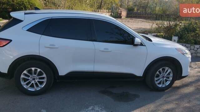 Белый Форд Эскейп, объемом двигателя 1.5 л и пробегом 149 тыс. км за 15000 $, фото 3 на Automoto.ua