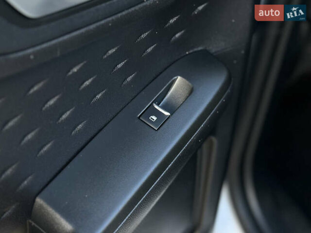 Белый Форд Эскейп, объемом двигателя 1.5 л и пробегом 110 тыс. км за 15999 $, фото 45 на Automoto.ua