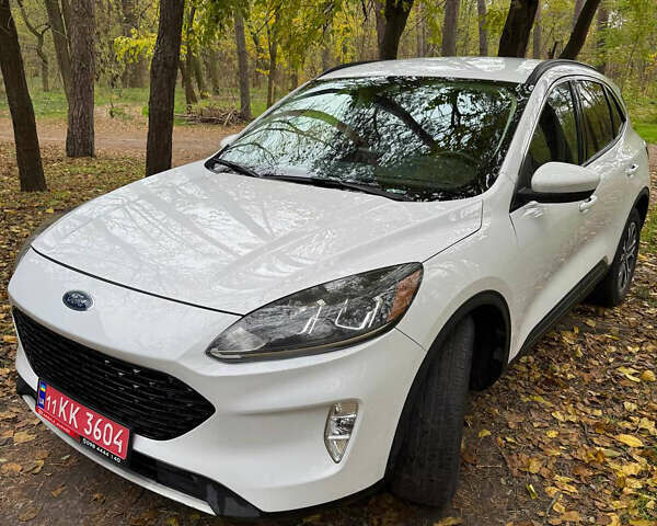 Белый Форд Эскейп, объемом двигателя 1.5 л и пробегом 145 тыс. км за 14000 $, фото 2 на Automoto.ua