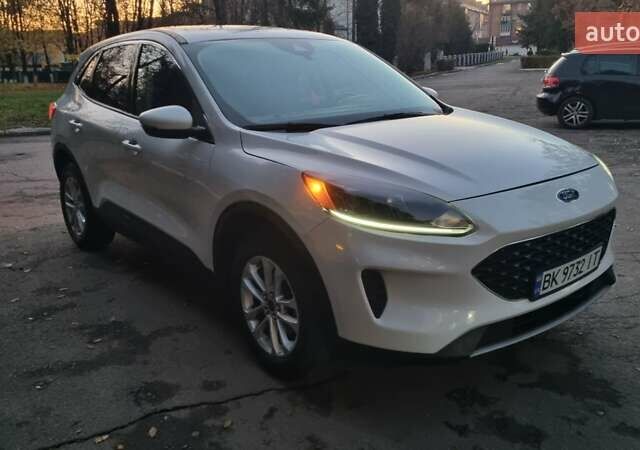 Белый Форд Эскейп, объемом двигателя 1.5 л и пробегом 93 тыс. км за 16500 $, фото 6 на Automoto.ua