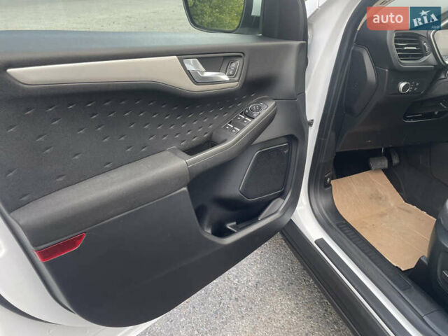 Білий Форд Ескейп, об'ємом двигуна 1.5 л та пробігом 155 тис. км за 15750 $, фото 19 на Automoto.ua