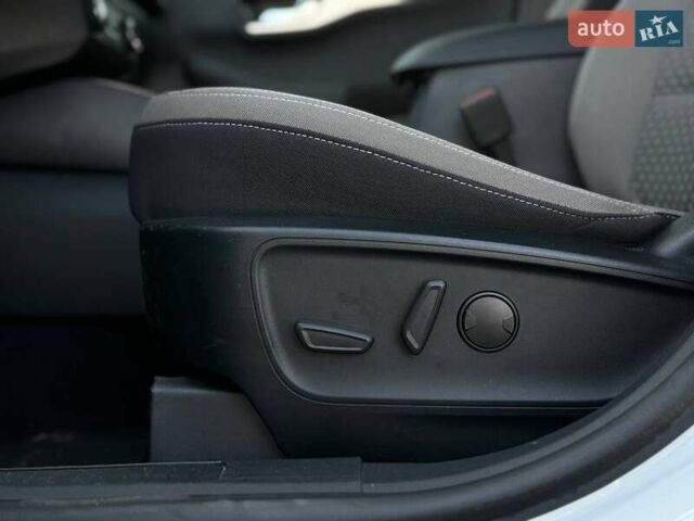 Білий Форд Ескейп, об'ємом двигуна 2.5 л та пробігом 60 тис. км за 19500 $, фото 28 на Automoto.ua