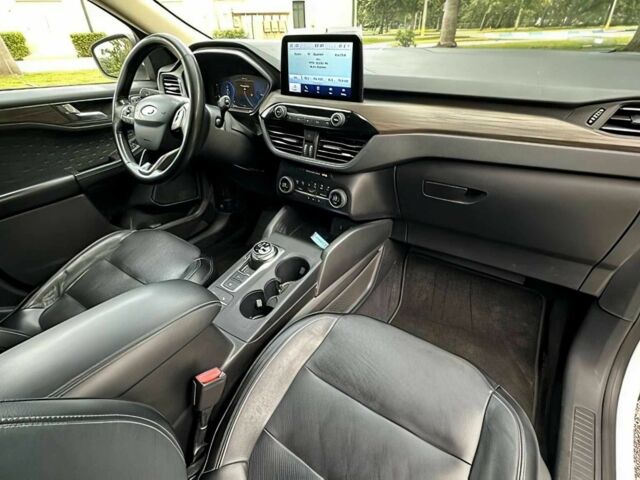 Белый Форд Эскейп, объемом двигателя 2 л и пробегом 30 тыс. км за 10000 $, фото 7 на Automoto.ua