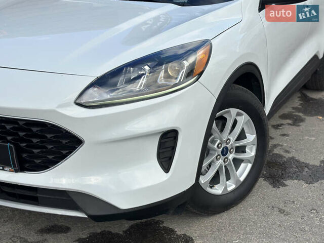 Белый Форд Эскейп, объемом двигателя 1.5 л и пробегом 110 тыс. км за 15999 $, фото 4 на Automoto.ua