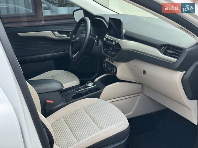 Білий Форд Ескейп, об'ємом двигуна 1.5 л та пробігом 56 тис. км за 15000 $, фото 5 на Automoto.ua