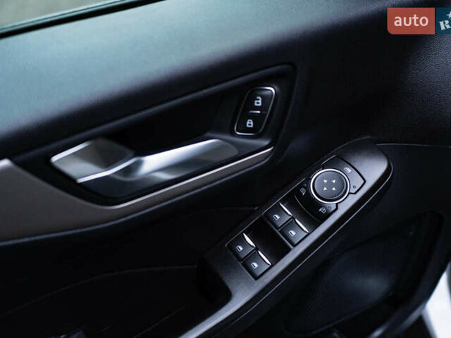 Белый Форд Эскейп, объемом двигателя 2.5 л и пробегом 130 тыс. км за 19700 $, фото 27 на Automoto.ua