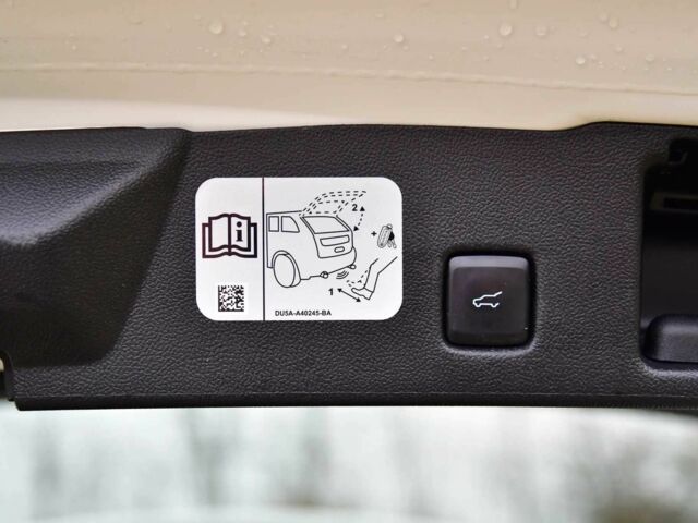 Белый Форд Эскейп, объемом двигателя 2 л и пробегом 81 тыс. км за 12900 $, фото 7 на Automoto.ua