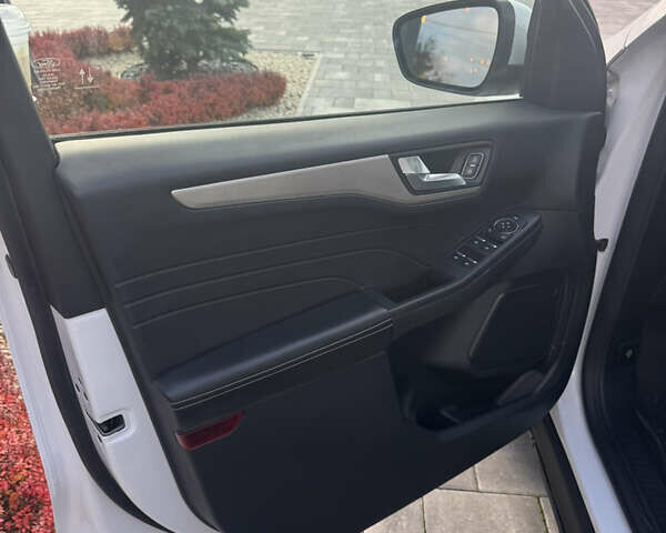 Белый Форд Эскейп, объемом двигателя 2.5 л и пробегом 60 тыс. км за 21000 $, фото 40 на Automoto.ua