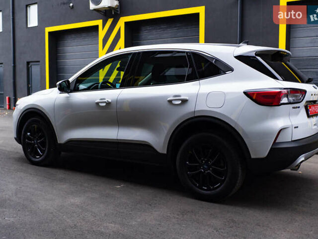 Белый Форд Эскейп, объемом двигателя 2.5 л и пробегом 130 тыс. км за 19700 $, фото 6 на Automoto.ua