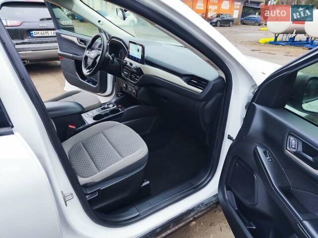 Белый Форд Эскейп, объемом двигателя 1.5 л и пробегом 93 тыс. км за 15700 $, фото 15 на Automoto.ua