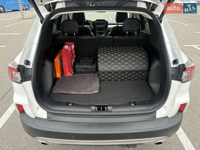 Белый Форд Эскейп, объемом двигателя 2.49 л и пробегом 62 тыс. км за 30000 $, фото 19 на Automoto.ua