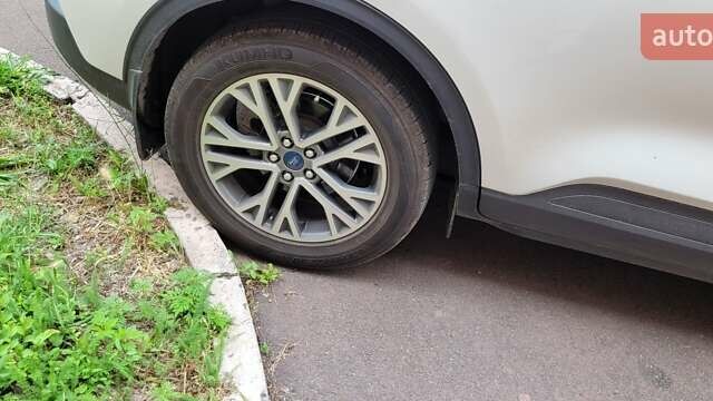 Белый Форд Эскейп, объемом двигателя 1.5 л и пробегом 100 тыс. км за 18350 $, фото 4 на Automoto.ua