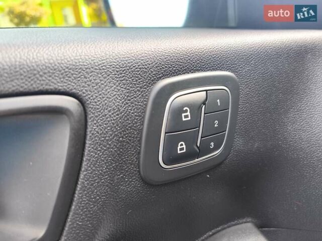 Белый Форд Эскейп, объемом двигателя 2.5 л и пробегом 166 тыс. км за 23900 $, фото 19 на Automoto.ua