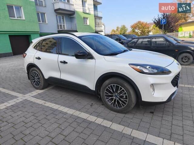 Белый Форд Эскейп, объемом двигателя 2.5 л и пробегом 166 тыс. км за 23900 $, фото 2 на Automoto.ua