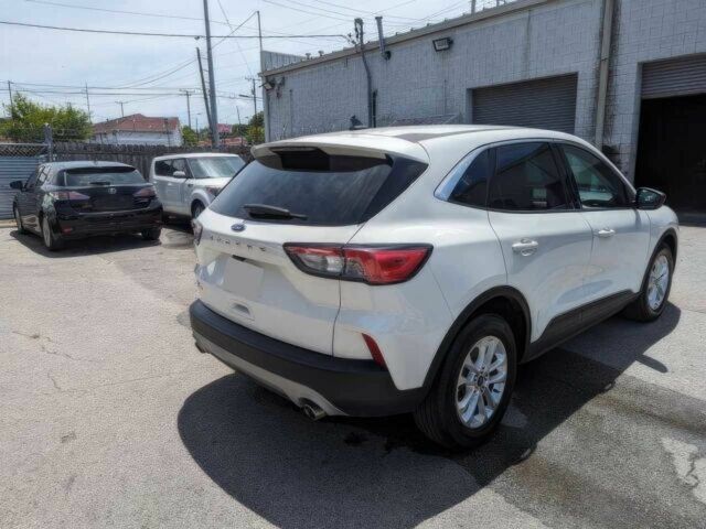 Белый Форд Эскейп, объемом двигателя 1.5 л и пробегом 21 тыс. км за 11200 $, фото 5 на Automoto.ua