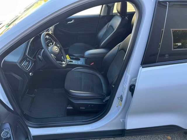 Білий Форд Ескейп, об'ємом двигуна 2 л та пробігом 28 тис. км за 9000 $, фото 8 на Automoto.ua