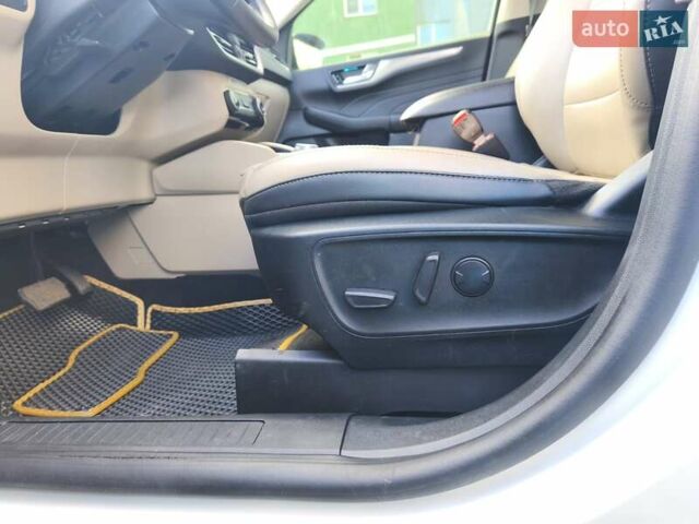 Белый Форд Эскейп, объемом двигателя 2.5 л и пробегом 166 тыс. км за 23900 $, фото 23 на Automoto.ua