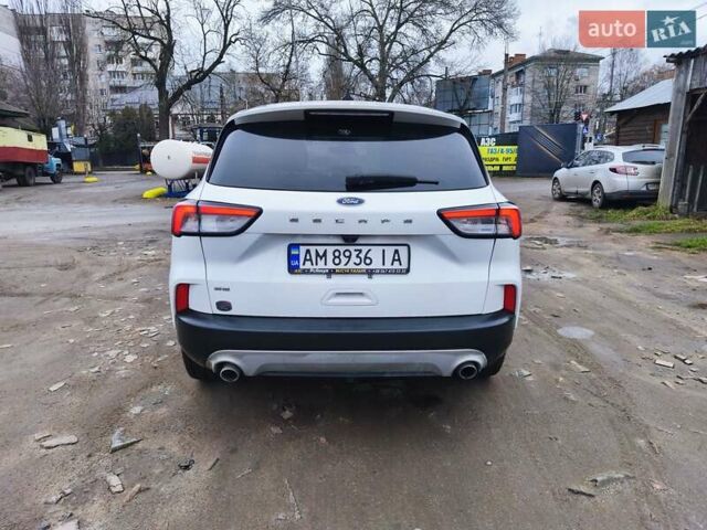Белый Форд Эскейп, объемом двигателя 1.5 л и пробегом 93 тыс. км за 15700 $, фото 3 на Automoto.ua