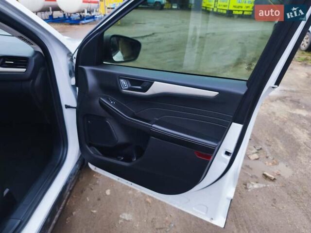 Белый Форд Эскейп, объемом двигателя 1.5 л и пробегом 93 тыс. км за 15700 $, фото 14 на Automoto.ua