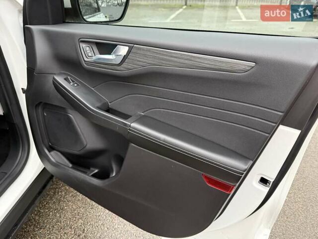 Білий Форд Ескейп, об'ємом двигуна 2.5 л та пробігом 23 тис. км за 27900 $, фото 33 на Automoto.ua