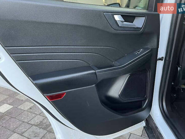 Білий Форд Ескейп, об'ємом двигуна 1.5 л та пробігом 14 тис. км за 17900 $, фото 11 на Automoto.ua