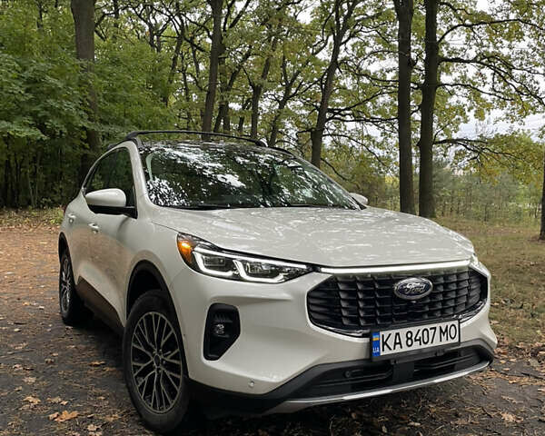 Білий Форд Ескейп, об'ємом двигуна 2.5 л та пробігом 10 тис. км за 32700 $, фото 2 на Automoto.ua