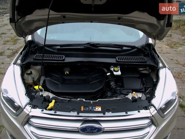 Бежевый Форд Эскейп, объемом двигателя 2 л и пробегом 141 тыс. км за 14900 $, фото 42 на Automoto.ua