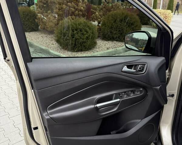 Бежевый Форд Эскейп, объемом двигателя 2 л и пробегом 118 тыс. км за 14000 $, фото 5 на Automoto.ua