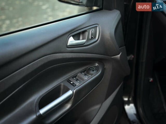 Черный Форд Эскейп, объемом двигателя 2 л и пробегом 189 тыс. км за 9500 $, фото 13 на Automoto.ua