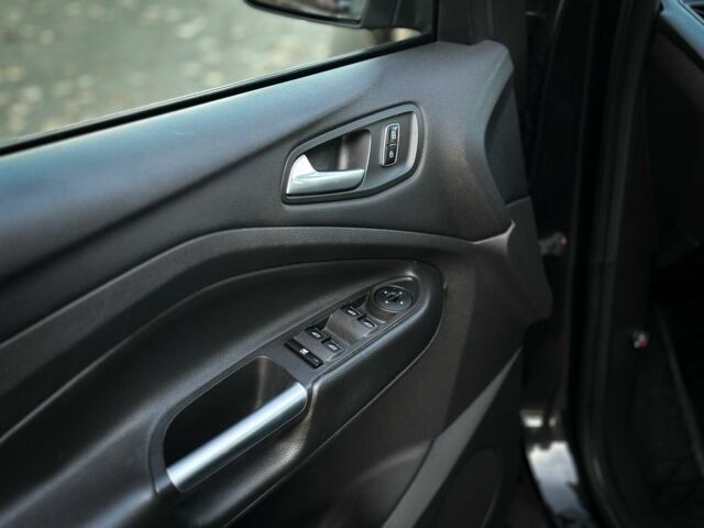 Черный Форд Эскейп, объемом двигателя 2 л и пробегом 190 тыс. км за 9500 $, фото 13 на Automoto.ua