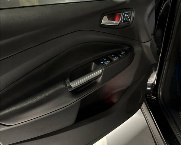 Черный Форд Эскейп, объемом двигателя 2 л и пробегом 220 тыс. км за 10300 $, фото 10 на Automoto.ua