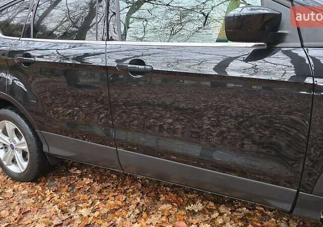 Черный Форд Эскейп, объемом двигателя 2 л и пробегом 122 тыс. км за 12000 $, фото 3 на Automoto.ua