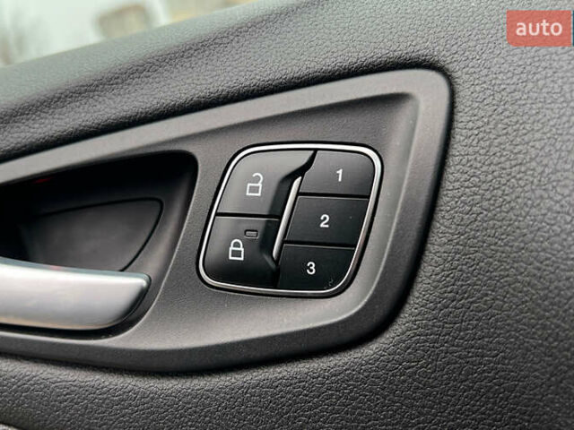 Черный Форд Эскейп, объемом двигателя 2 л и пробегом 151 тыс. км за 16600 $, фото 20 на Automoto.ua