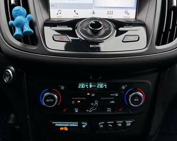 Черный Форд Эскейп, объемом двигателя 2 л и пробегом 88 тыс. км за 17000 $, фото 20 на Automoto.ua