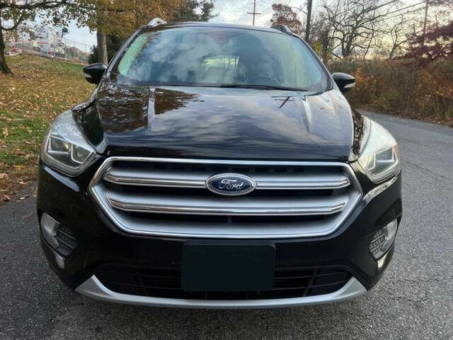 Черный Форд Эскейп, объемом двигателя 2 л и пробегом 64 тыс. км за 8600 $, фото 1 на Automoto.ua