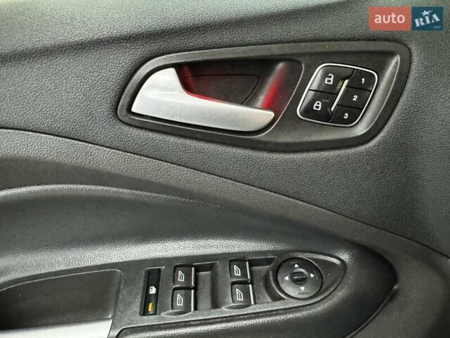 Черный Форд Эскейп, объемом двигателя 2 л и пробегом 88 тыс. км за 17000 $, фото 8 на Automoto.ua