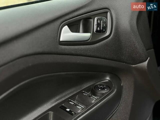 Черный Форд Эскейп, объемом двигателя 2 л и пробегом 137 тыс. км за 14999 $, фото 28 на Automoto.ua