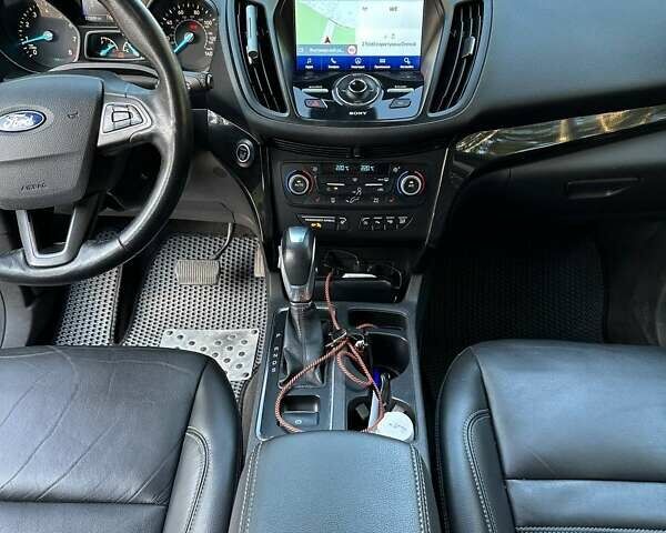 Черный Форд Эскейп, объемом двигателя 2 л и пробегом 126 тыс. км за 15600 $, фото 4 на Automoto.ua